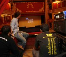 Javiero en el Teatro Lope de Vega de Sevilla, chequeando los audiovisuales